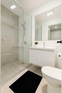 Koupelna v ubytování Stylish 2BR Retreat Near UC Belconnen Mall