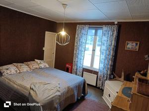 una camera da letto con un letto e una finestra di Hirsimökki  Altre 19 foto