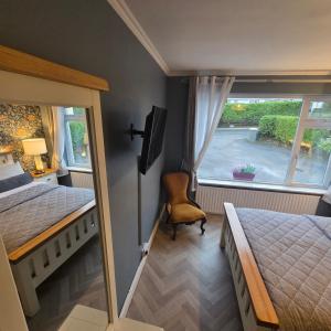 DromineerにあるSalmon island viewのベッドルーム1室(ベッド1台、窓、椅子付)