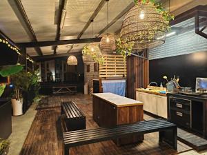 三星郷にある宜蘭包棟民宿&品閣咖啡のキッチン(ベンチ付)