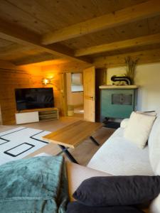 レンクにあるGrosszügige Wohnung Leiterliのソファとテーブルのあるリビングルーム