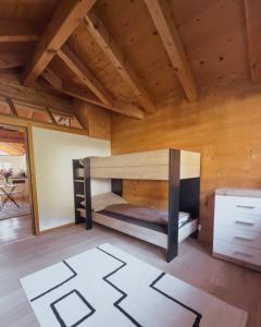 レンクにあるGrosszügige Wohnung Leiterliのベッドルーム 二段ベッド1組付