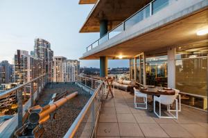 un balcone di un edificio con vista sulla città di The Gallery Loft - Downtown finest a San Diego