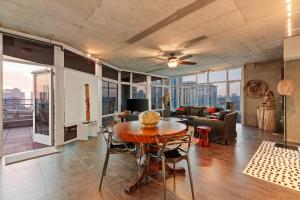 un soggiorno con tavolo, sedie e divano di The Gallery Loft - Downtown finest a San Diego