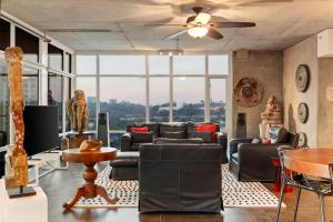 un soggiorno con divani e ventilatore a soffitto di The Gallery Loft - Downtown finest a San Diego Altre 45 foto