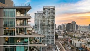 vista su uno skyline della città con edifici alti di The Gallery Loft - Downtown finest a San Diego