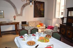 フォリーニョにあるCasa Ciri Bed & Breakfastのリビングルーム(フルーツを用意したテーブル付)