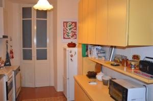 フォリーニョにあるCasa Ciri Bed & Breakfastのキッチン(黄色のキャビネット、白い冷蔵庫付)