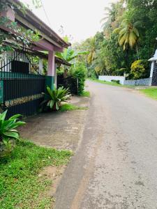 eine leere Straße vor einem Haus in der Unterkunft Sewwandi Home in Nikawatawana + 4 Fotos