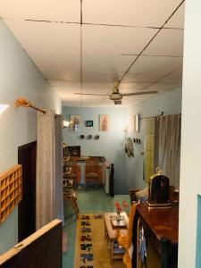 ein Wohnzimmer mit einem Deckenventilator und einem Tisch in der Unterkunft Sewwandi Home in Nikawatawana