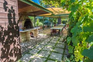 une terrasse avec une cheminée, une table et des chaises dans l'établissement Villa Miranda, à Ortona