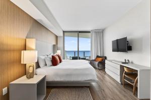 Postel nebo postele na pokoji v ubytování Splendid Resort - Oceanview 1BDR & 1BA Apt Right on the Beach, Heated pool, GYM