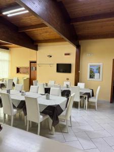 TV a/nebo společenská místnost v ubytování Hotel Federico II + 70 fotografií