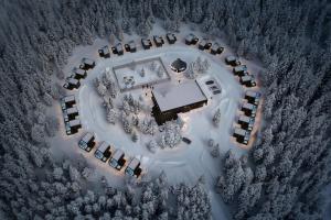 une vue aérienne sur un parking couvert de neige dans l'établissement Halo Igloos Resort, à Rovaniemi