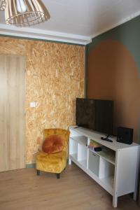 Μια τηλεόραση ή/και κέντρο ψυχαγωγίας στο Chouette Bourboule 2 chambres, 6 pers, terrasse