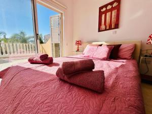 Postel nebo postele na pokoji v ubytování Sea View Family Apartment with Pool + 33 fotografií