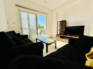 TV a/nebo společenská místnost v ubytování Sea View Family Apartment with Pool