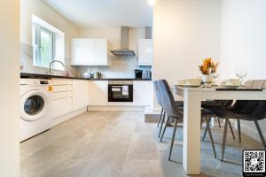 Kuchyň nebo kuchyňský kout v ubytování LUX 2BDR Flat By Luton Station, Airport, City Centre - 30min to King's X St Pancras International