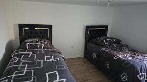 zwei nebeneinander stehende Betten in einem Schlafzimmer in der Unterkunft Natur Atmosphäre in Netphen + 5 Fotos