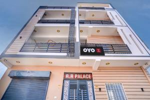 ein Gebäude mit einem Wohnmobil-Palastschild in der Unterkunft Hotel O RR Palace in Bheta