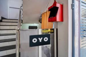 ein Schild mit der Aufschrift „Ovo“ an der Seite eines Gebäudes in der Unterkunft Hotel O RR Palace in Bheta