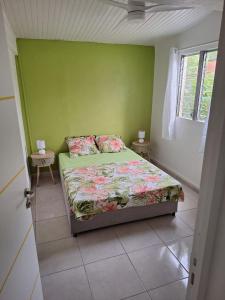 Giường trong phòng chung tại Belle maison créole