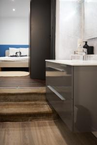 a bathroom with a sink and a bath room at bel appartement 2-4 personnes coeur de ville Angers in Angers