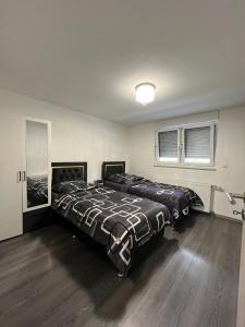 ein Schlafzimmer mit zwei Betten in einem Zimmer in der Unterkunft Natur Atmosphäre in Netphen