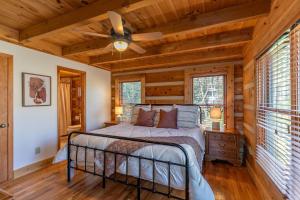 Postel nebo postele na pokoji v ubytování Happy Trees Cabin