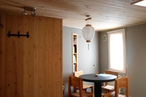 a dining room with a table and chairs and a window at Iar Residencia in El Chalten