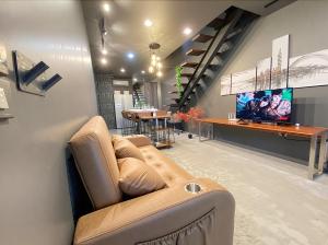 Et tv og/eller underholdning på Self Check-in - HOUSE BKK96 Old Town Oasis - Your Cozy & Local Eats