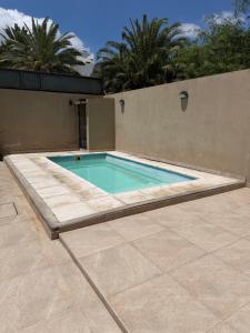 ein Pool an der Seite eines Hauses in der Unterkunft Edificio Pacha in Santiago del Estero