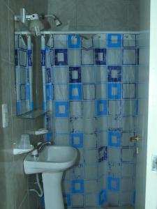 een badkamer met een wastafel, een toilet en een douche bij LalomitaGesell in Villa Gesell +96 foto's