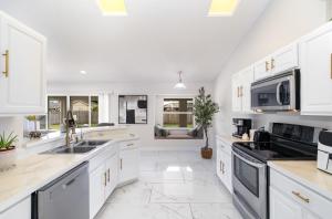 Kuchyň nebo kuchyňský kout v ubytování Family Launch View Stay, Modern and Bright