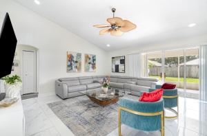 Posezení v ubytování Family Launch View Stay, Modern and Bright