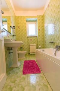 La salle de bains est pourvue d'une baignoire, d'un lavabo et d'une baignoire. dans l'établissement Villa Miranda, à Ortona