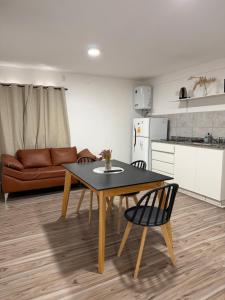 eine Küche mit Tisch und Stühlen in einem Zimmer in der Unterkunft Edificio Pacha in Santiago del Estero