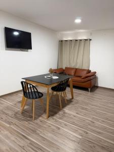 ein Wohnzimmer mit Tisch und Couch in der Unterkunft Edificio Pacha in Santiago del Estero
