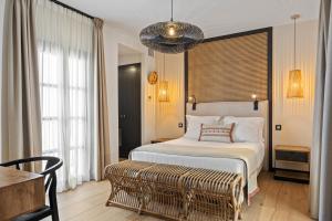 En eller flere senge i et værelse på VILLTAK La Plaza Hotel - Adults Only Recommended + 10 billeder