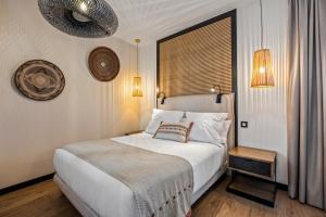 En eller flere senge i et værelse på VILLTAK La Plaza Hotel - Adults Only Recommended