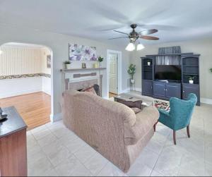 TV a/nebo společenská místnost v ubytování The Honey Home