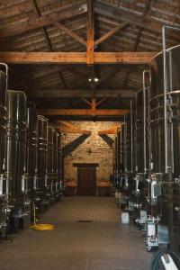 una habitación grande con un montón de barriles de vino en Parcel Tiny House Couronneau près du Périgord, en Ligueux