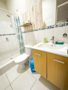 ein Badezimmer mit Waschbecken, Toilette und Dusche in der Unterkunft Villa Naylamp Loft 3 playa pocitas in Puerto Máncora + 9 Fotos