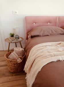 Postel nebo postele na pokoji v ubytování CORTE dei SANTI suite