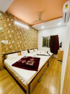Ένα ή περισσότερα κρεβάτια σε δωμάτιο στο Hotel Jay Shree