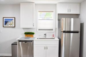 Köök või kööginurk majutusasutuses Downtown Raleigh Home with Fenced-in Yard +14 fotot