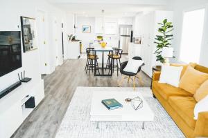 Istumisnurk majutusasutuses Downtown Raleigh Home with Fenced-in Yard