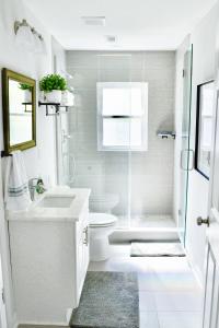 Vannituba majutusasutuses Downtown Raleigh Home with Fenced-in Yard