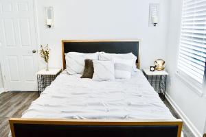 Voodi või voodid majutusasutuse Downtown Raleigh Home with Fenced-in Yard toas