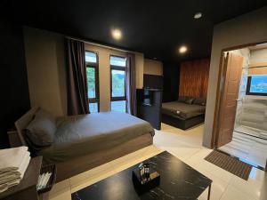 三星郷にある宜蘭包棟民宿&品閣咖啡のベッドとソファのある寝室